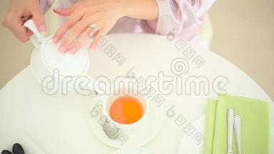 穿着浴袍喝茶喝茶的女人